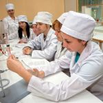 Buduschie-farmacevty-veterinarnoi-mediciny-izuchayut-laboratornoe-oborudovanie