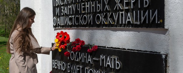 The ceremony of laying wreaths at the Memorial signs. “the Great Victory – 75!”