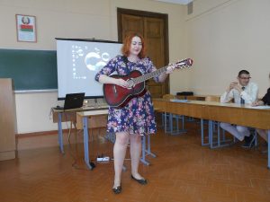 Студентка Левандовская Н. В. исполняет авторскую песню собственного сочинения