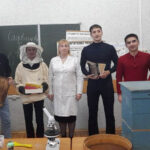Студенты из Узбекистана изучают болезни пчел