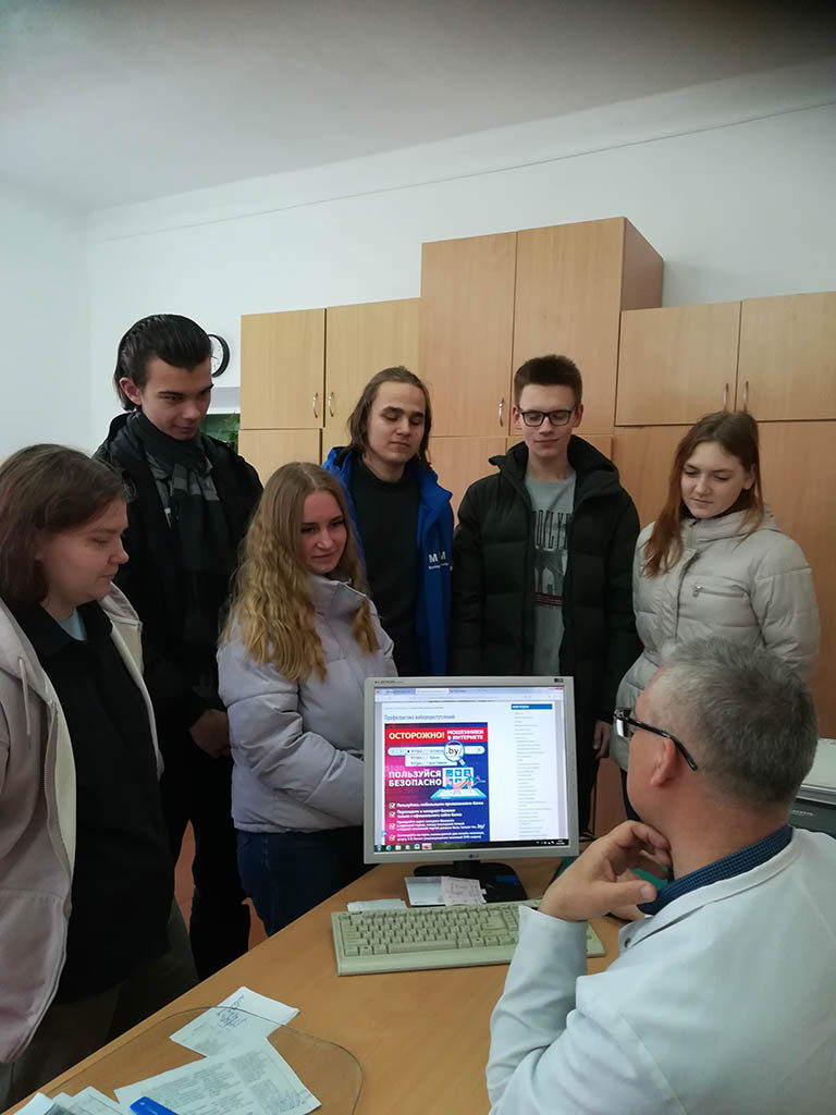 На фото студенты 3 группы 1 курса ФВМ с куратором Комаровским В.А.