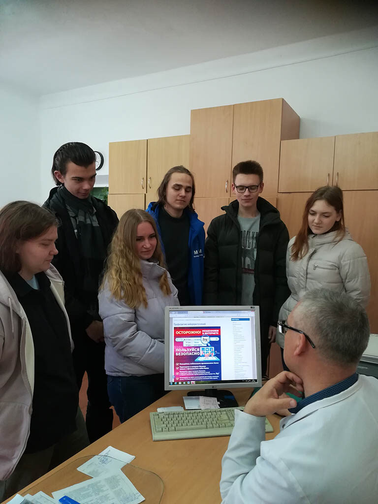 На фото студенты 3 группы 1 курса ФВМ с куратором Комаровским В.А.