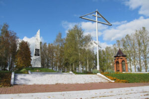 obelisk-na-meste-kontslagerya-5-j-polk-700x467