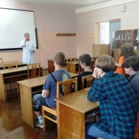 Профориентационная экскурсия школьников по кафедре микробиологии