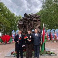 Сотрудники академии  на открытии памятного знака «Древо жизни»