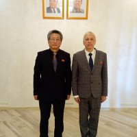 В Посольство – с поздравлениями и подарком